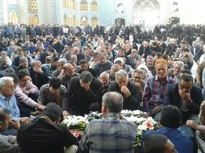 پیکر مادر عباسعلی منصوری آرانی تشییع شد 