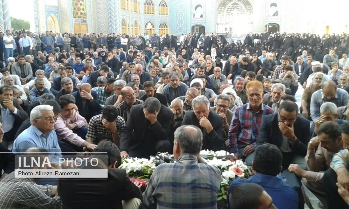 پیکر مادر عباسعلی منصوری آرانی تشییع شد 