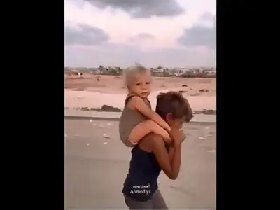 تصویر دردناک جنگ غزه، کودکی که خواهرش را بر دوش گرفته و اشک می‌ریزد + فیلم