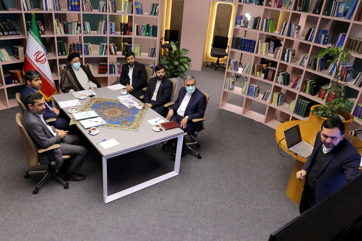 بازدید رئیسی از سامانه‌های مدیریتی و مرکز اسناد سازمان اداری و استخدامی 