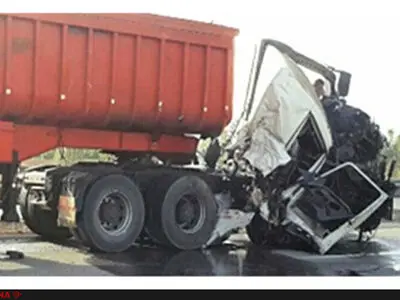 مصدومیت راننده جوان یک تریلی در برخورد با دیوار یک منزل