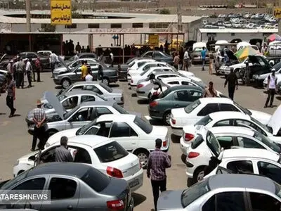 متقاضیان خودرو دست نگه دارند