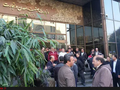 تجمع کارگران بازنشسته کیان تایر مقابل وزارت صنعت/آمده ایم بدعهدی‌ها را یادآوری کنیم