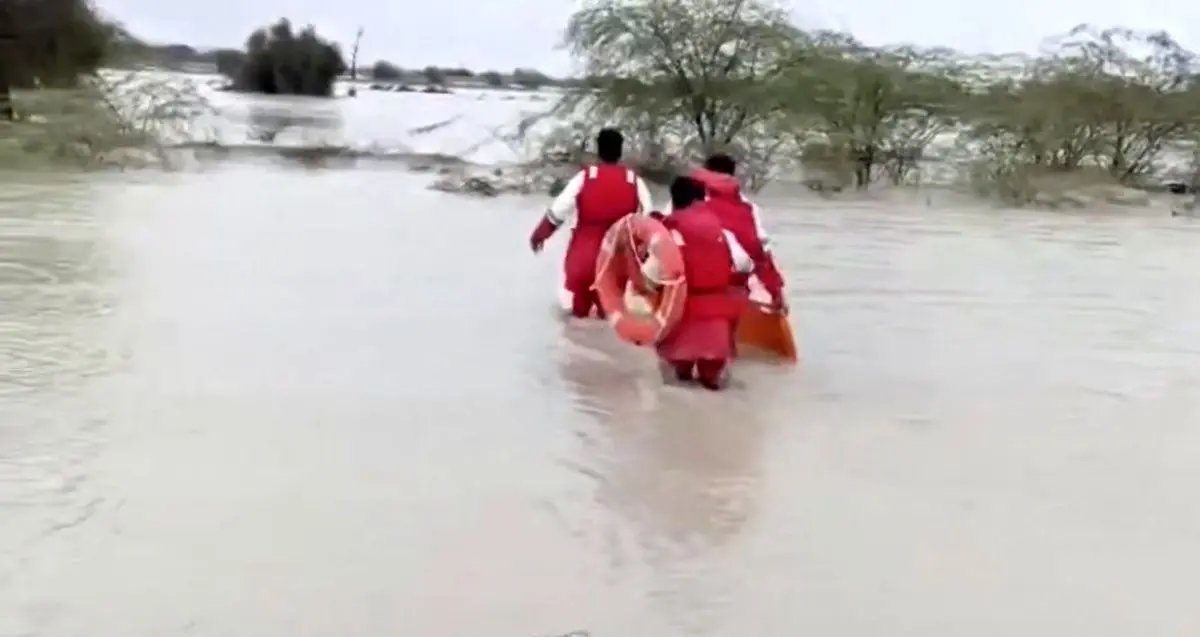 اعزام پیاده سه امدادگر به روستاهای محاصره‌شده در پی سیلاب + فیلم
