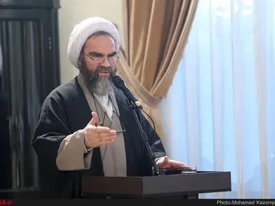 رئیس‌جمهور باید یکی از خطبای نماز جمعه باشد/ نماز جمعه نباید در دست سخنرانان جناح خاصی باشد/ حق نداریم از جانب معصوم تفسیرهای شخصی را مطرح کنیم