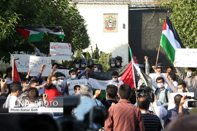  تجمع تعدادی از دانشجویان دانشگاه‌های تهران مقابل سفارت امارات