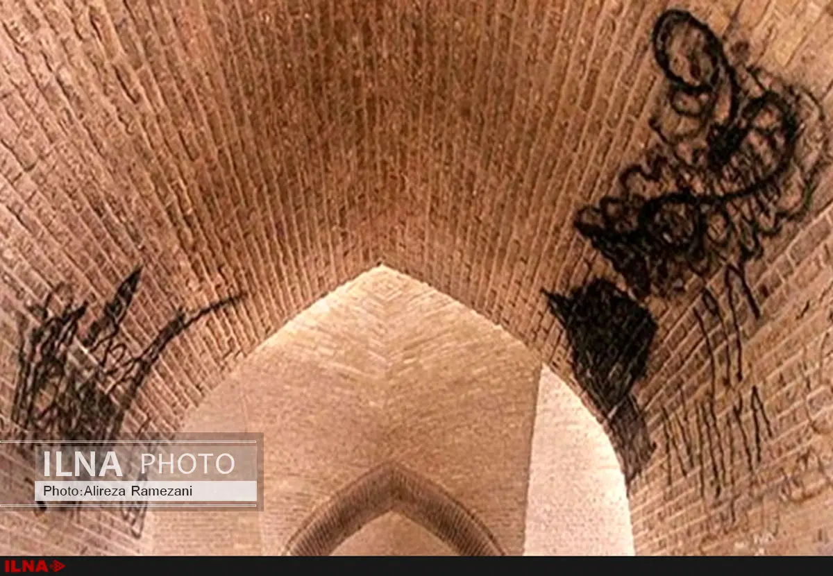 همکاری گردشگران با کمپین «مخالفت با یادگاری‌نویسی روی بناهای تاریخی»