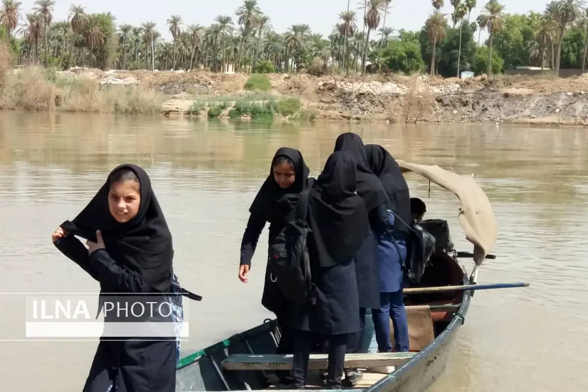 تردد اهالی37 روستای خوزستان با قایق /ترک تحصیل 20 درصد دانش آموزان «باوی» از ترس غرق شدن / فرماندار : کاری از ما ساخته نیست باید منتظر اقدام ارتش باشیم 