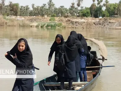 تردد اهالی37 روستای خوزستان با قایق /ترک تحصیل 20 درصد دانش آموزان «باوی» از ترس غرق شدن / فرماندار : کاری از ما ساخته نیست باید منتظر اقدام ارتش باشیم 