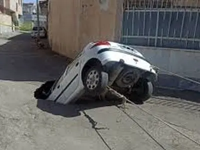 تصاویر عجیب از بلعیده شدن پژو ۲۰۶ در کرج + فیلم