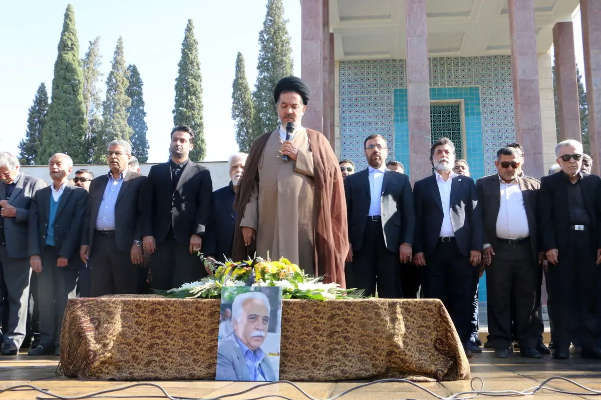 پیکر استادابوالقاسم فقیری در آرامستان شاه داعی الله شیراز آرام گرفت