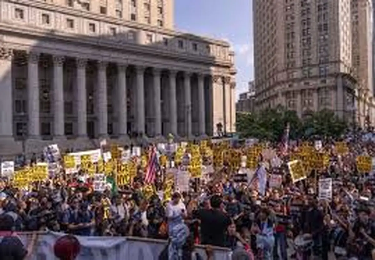 اعتراض آمریکایی ها درپی تهدیدهای ترامپ علیه ونزوئلا + فیلم