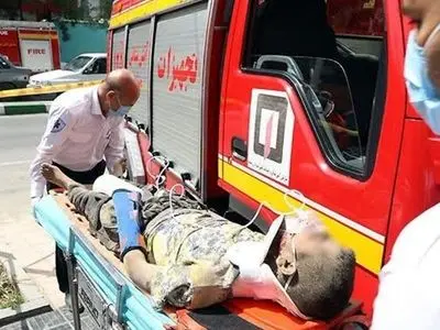 مسمومیت دو کارگر و یک آتش‌نشان بر اثر نشت گاز آمونیاک 