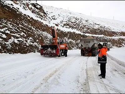 فعالیت‌ شبانه‌ روزی   ۳۷۰ نیروی راهدار در پاکسازی و بازگشایی جاده‌های برف‌گیر استان