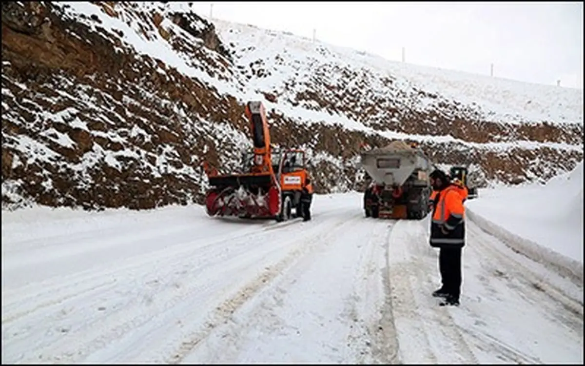 فعالیت‌ شبانه‌ روزی   ۳۷۰ نیروی راهدار در پاکسازی و بازگشایی جاده‌های برف‌گیر استان