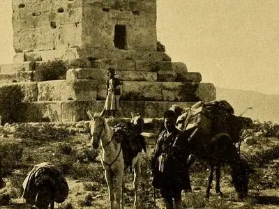 سفر به عصر قاجار؛ از منظرۀ رویایی تهران تا درختی روی مقبرۀ کوروش 