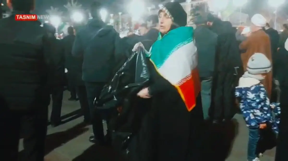 بانوی گیلانی با پرچمی بر شانه و کیسه در دست به میدان آمد تا ثابت کند حماسه در یک حرکت ساده خدمت خلاصه می‌شود + فیلم