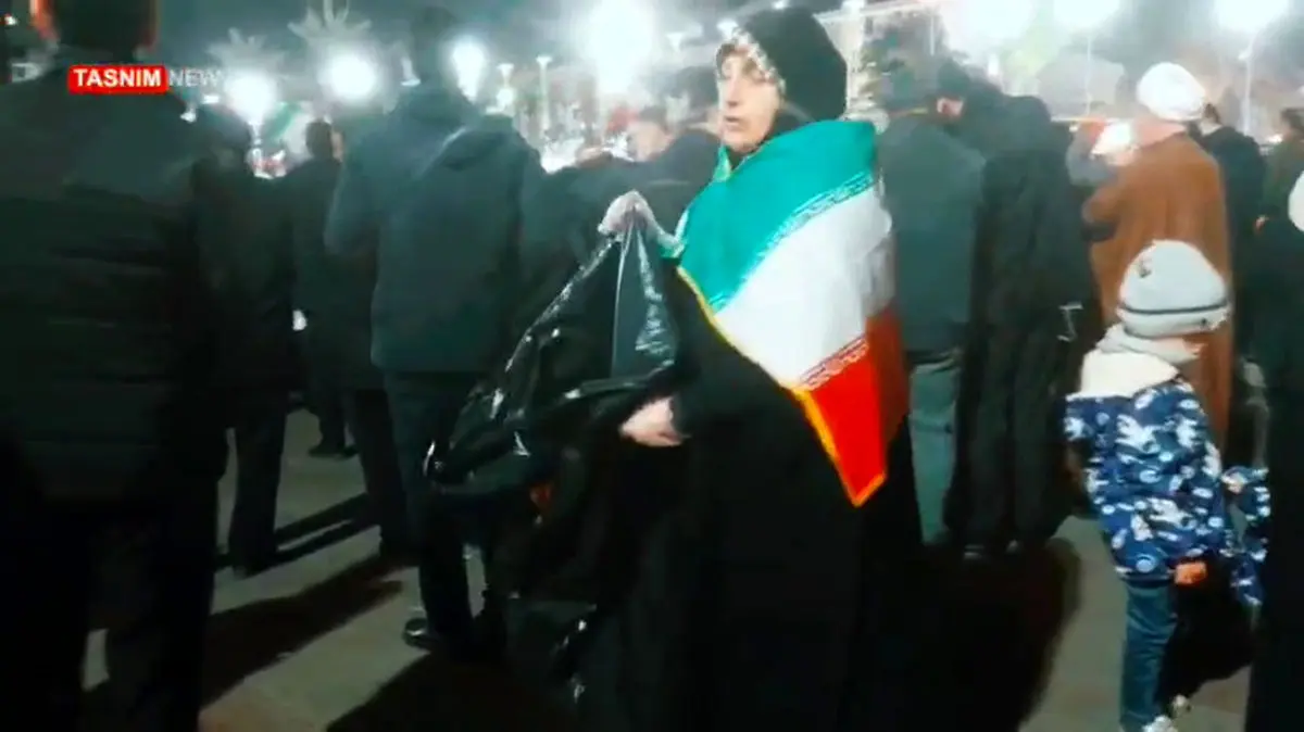 بانوی گیلانی با پرچمی بر شانه و کیسه در دست به میدان آمد تا ثابت کند حماسه در یک حرکت ساده خدمت خلاصه می‌شود + فیلم