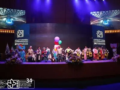 سی و چهارمین جشنواره بین‌المللی فیلم‌های کودکان و نوجوانان آغاز شد/اجرای مراسم توسط محمد سلوکی در قامت یک فضانورد/ صورتک‌های علی لندی را بر چهره حاضران در افتتاحیه