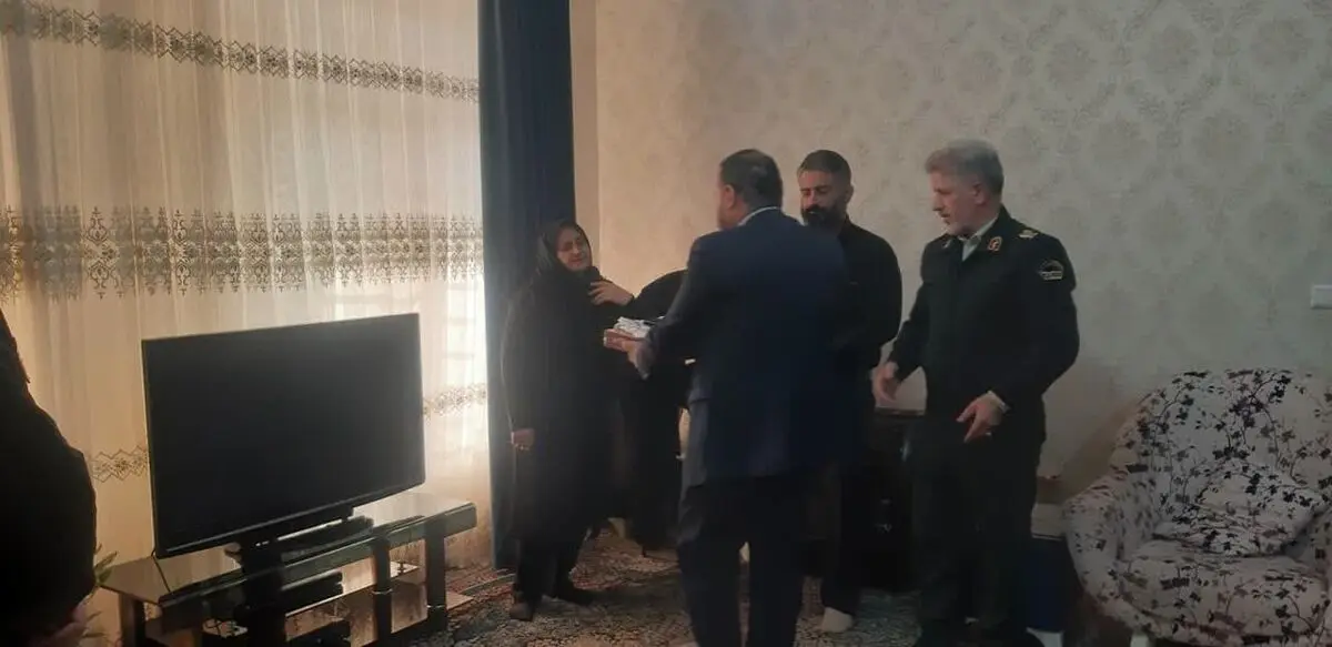 از خانواده‌ شهید رضا زارع‌مویدی تقدیر شد 