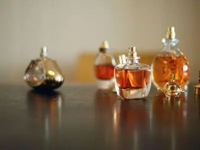 عطرهایی که چند روز روی لباس شما می‌مانند!