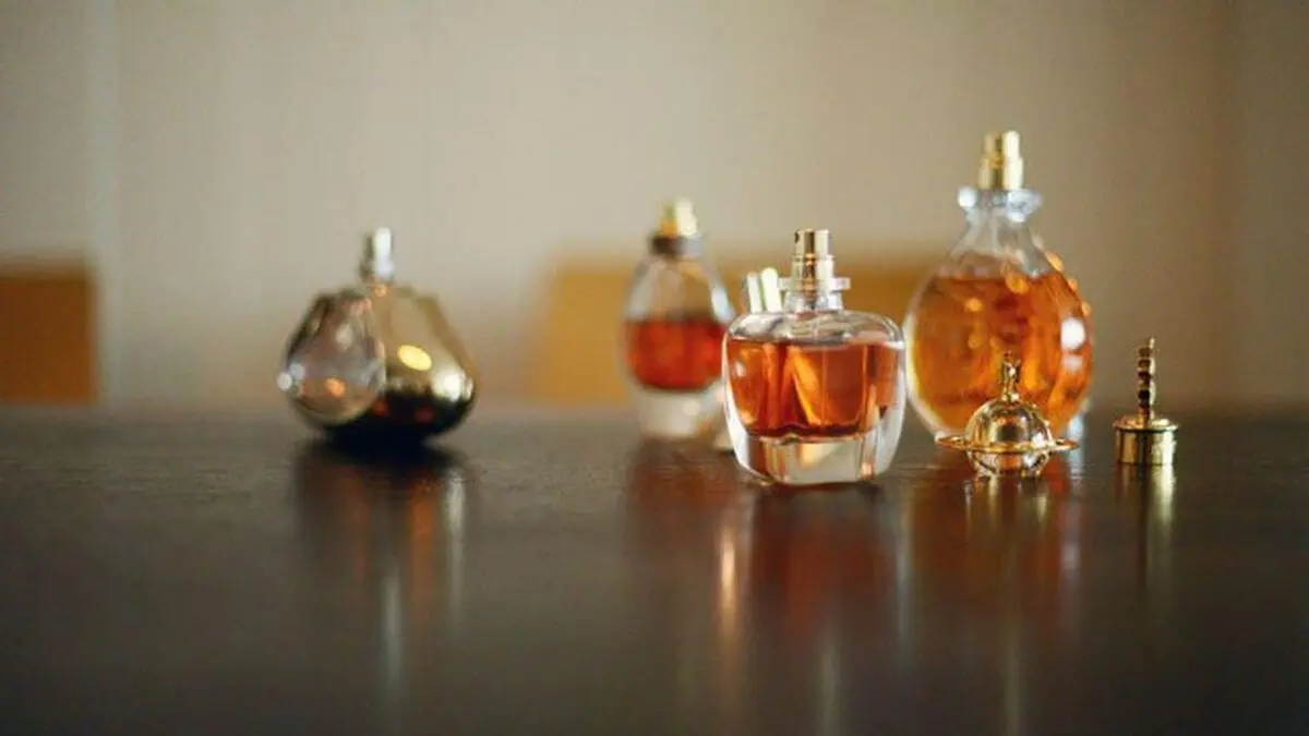 عطرهایی که چند روز روی لباس شما می‌مانند!
