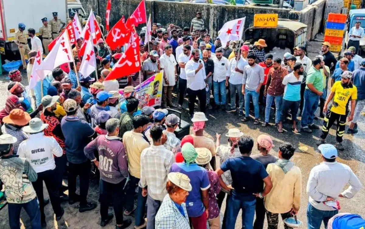 اعتراض کارگران شیلات در بنادر هند در واکنش به مرگ کارگران