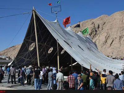 فیلم / مراسم سنتی برافراشتن خیمه های سوگواری حسینی