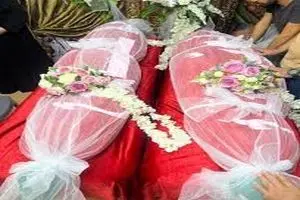آخرین وداع فرزند شهید عطوی با پدرش