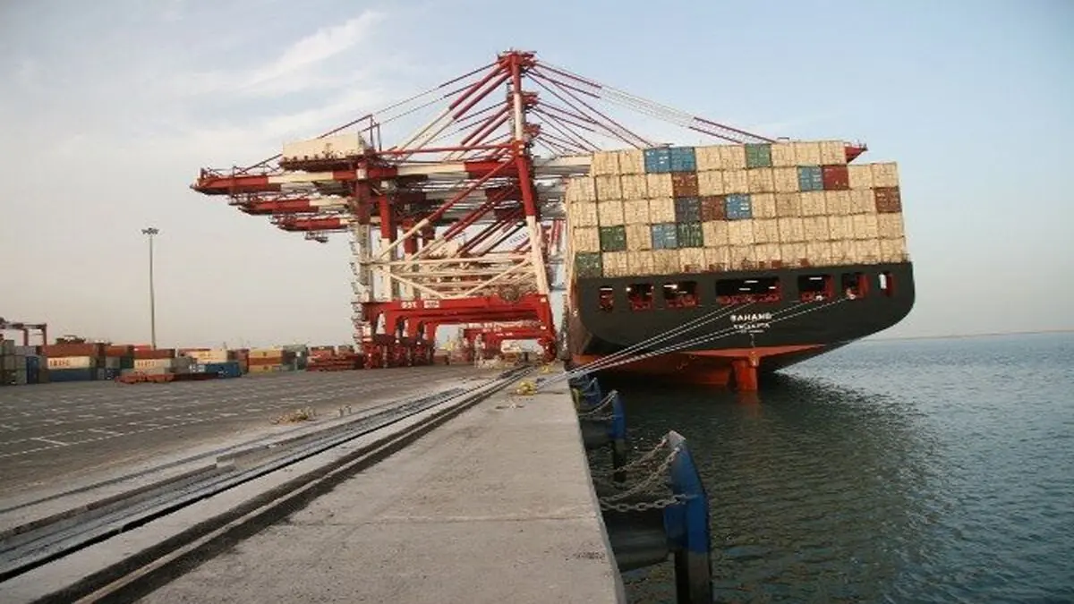٣٧ کشتی حامل کالای اساسی با مشکل اسنادی بر روی آب مانده‌اند/ خطر خودسوزی و فساد کالاهای انباشت شده در انبار 