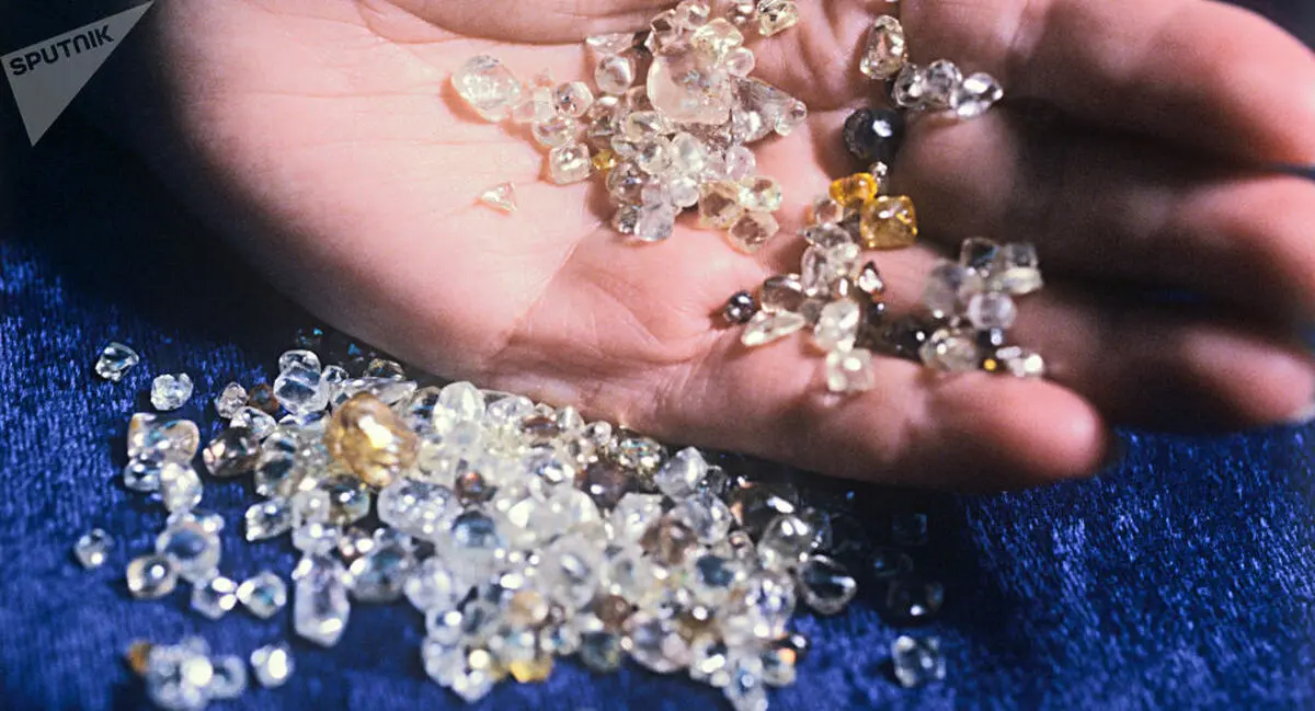 دختری با اشک‌هایی از جنس کریستال