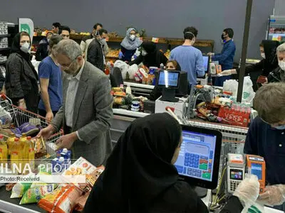 درد دل‌های یک کارگر فروشگاه‌های زنجیره‌ای از شلوغی دم عید/ چرا حراج‌های نوروزی متوقف نشد؟!