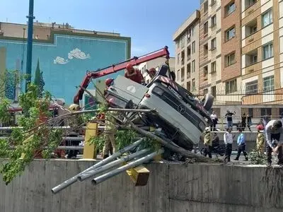 واژگونی خودروی حامل کپسول‌های گاز مایع جان راننده را گرفت + فیلم
