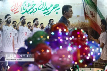 بدرقه ملی‌پوشان در میدان انقلاب