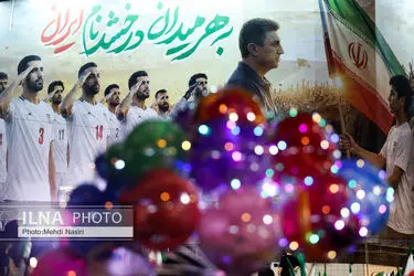 بدرقه ملی‌پوشان در میدان انقلاب
