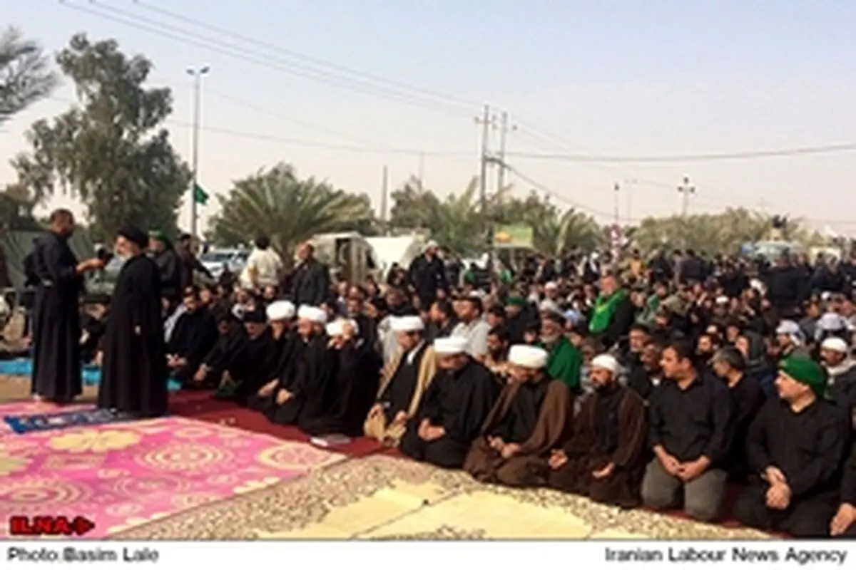 نماز جماعت در صف سی کیلومتری زائران عتبات برگزار شد