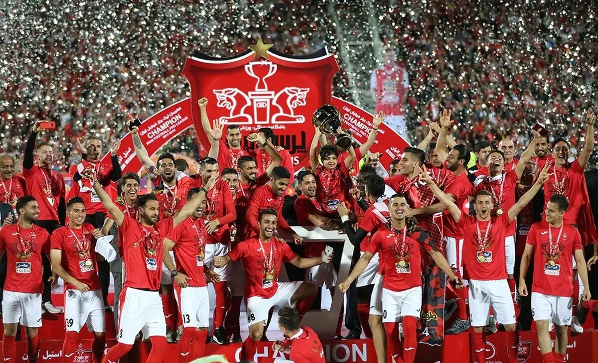 هجوم هواداران به جایگاه اهدای جام پرسپولیس