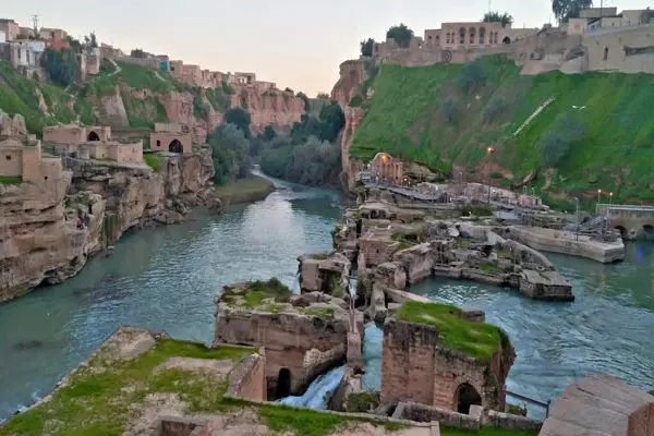 ۲ سال از بدعهدی و بدهی وزارت میراث‌فرهنگی می‌گذرد/ مالکان ساکن در جداره غربی سازه‌های آبی – تاریخی شوشتر گله‌مند هستند