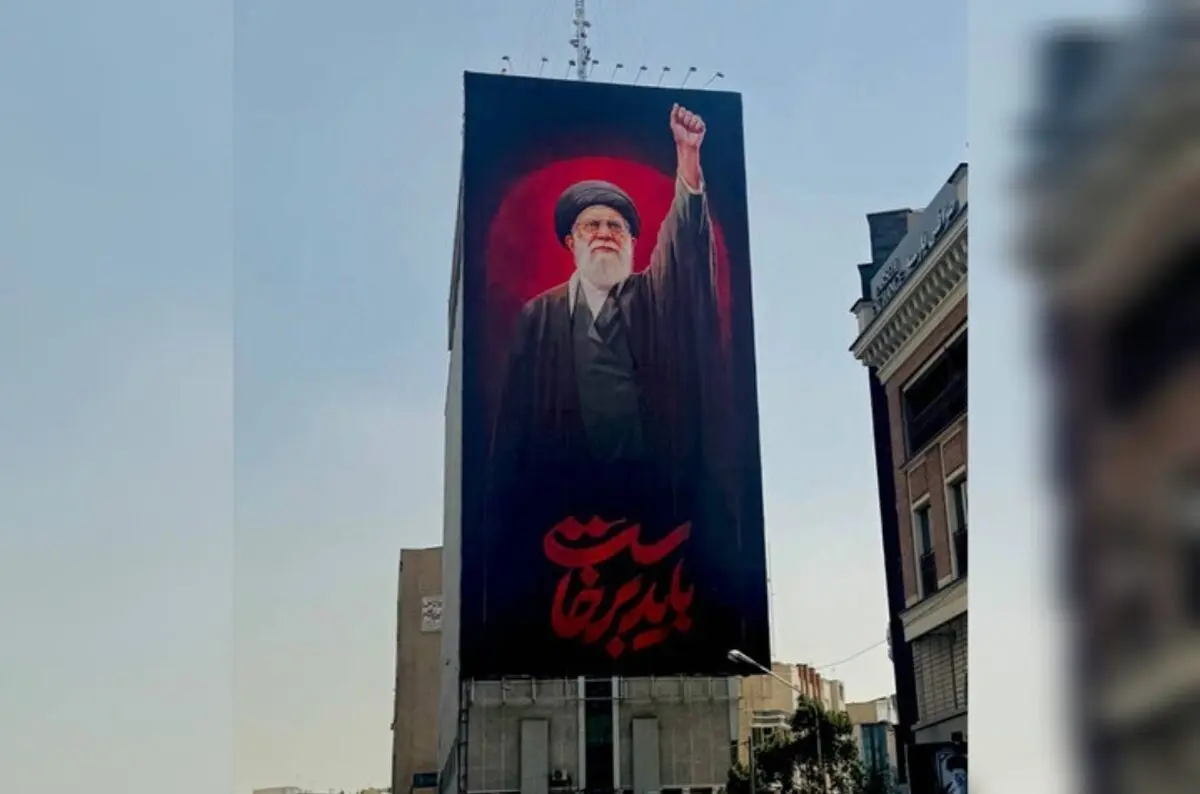 «مشت گره کرده»؛ دیوارنگاره جدید میدان جهاد