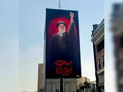 «مشت گره کرده»؛ دیوارنگاره جدید میدان جهاد