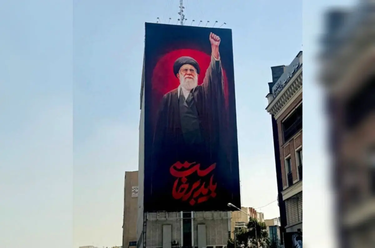 «مشت گره کرده»؛ دیوارنگاره جدید میدان جهاد