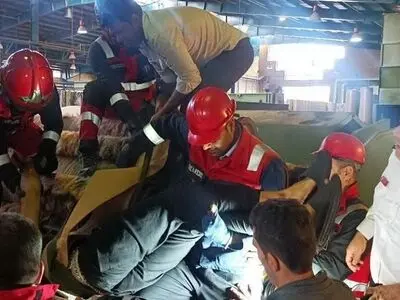 قطع دست کارگر در حین کار با دستگاه غلطک