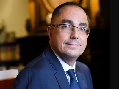 مدیر سابق «موزه لوور» به «پول‌شویی» و همکاری با «باند قاچاق آثار باستانی» متهم شد