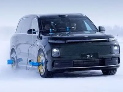 شاسی‌بلندی که با ترکیدن لاستیک هم کنترلش را از دست نمی‌دهد + عکس