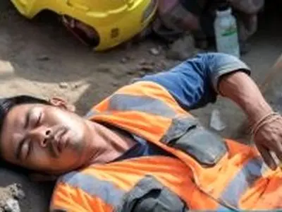 نجات یک کارگر لایروب در عمق چاه ۱۴۰متری