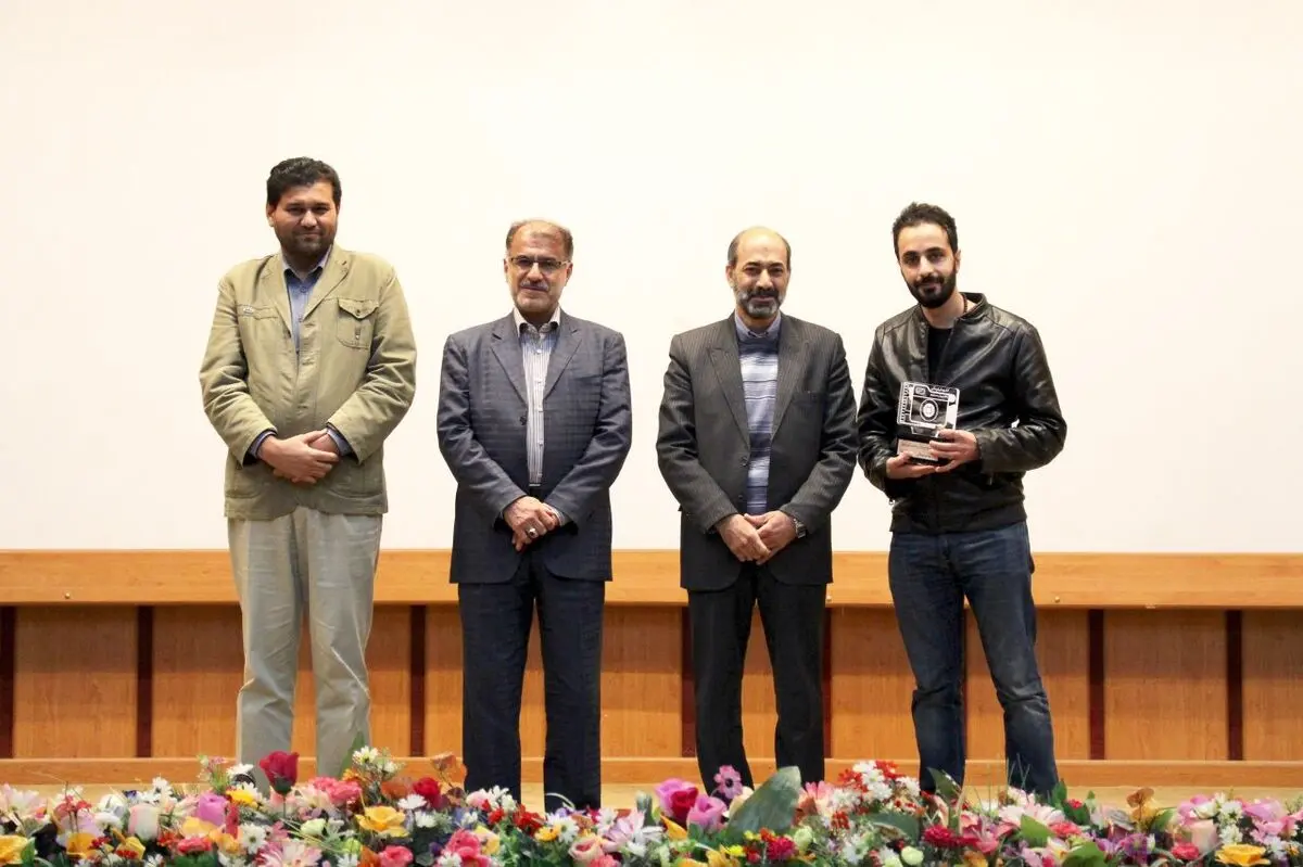 اهدای تندیس و نشان ویژه دانشگاه علوم پزشکی اهواز به فیلم «برادرم خسرو»