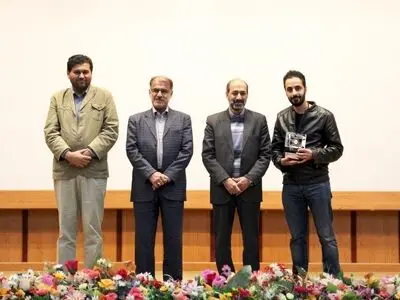 اهدای تندیس و نشان ویژه دانشگاه علوم پزشکی اهواز به فیلم «برادرم خسرو»