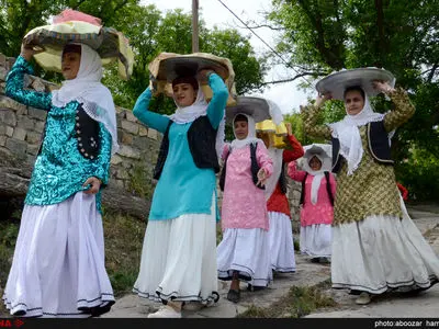 مراسم عیدی بران (بردن هدیه برای نوعروس) در روستاهای گیلان‎