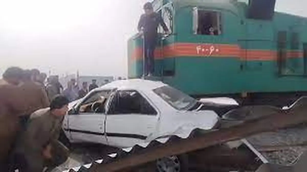 فیلمی از برخورد لوکوموتیو با خودرو در راه آهن زاهدان