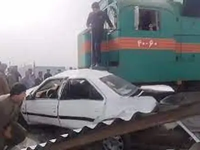 فیلمی از برخورد لوکوموتیو با خودرو در راه آهن زاهدان